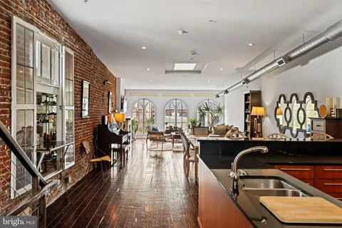 $799,900 | 225 Race Street, Unit 400, Philadelphia, PA 19106