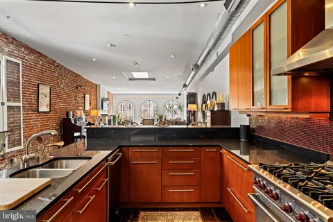 $799,900 | 225 Race Street, Unit 400, Philadelphia, PA 19106