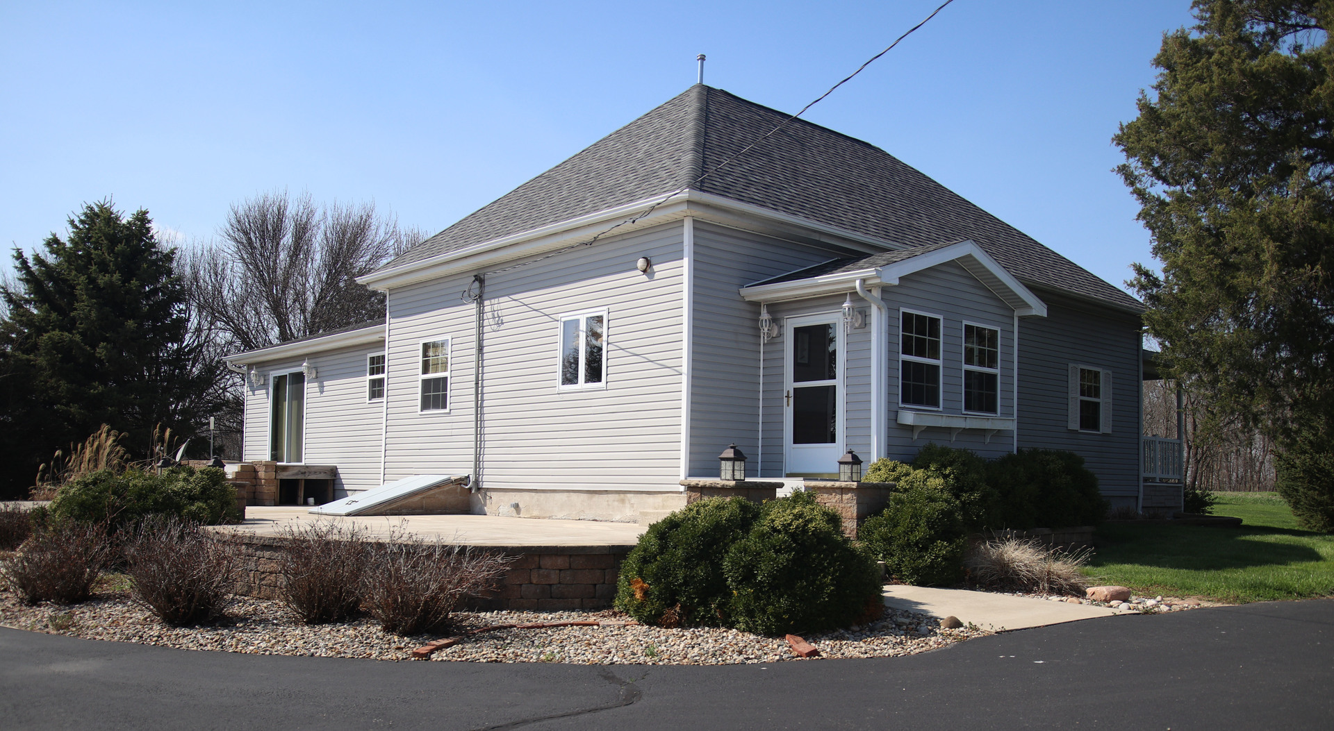 8792 Texas Church Road Clinton, IL 61727 - Photo 3 of 29 a view of a house with a garden