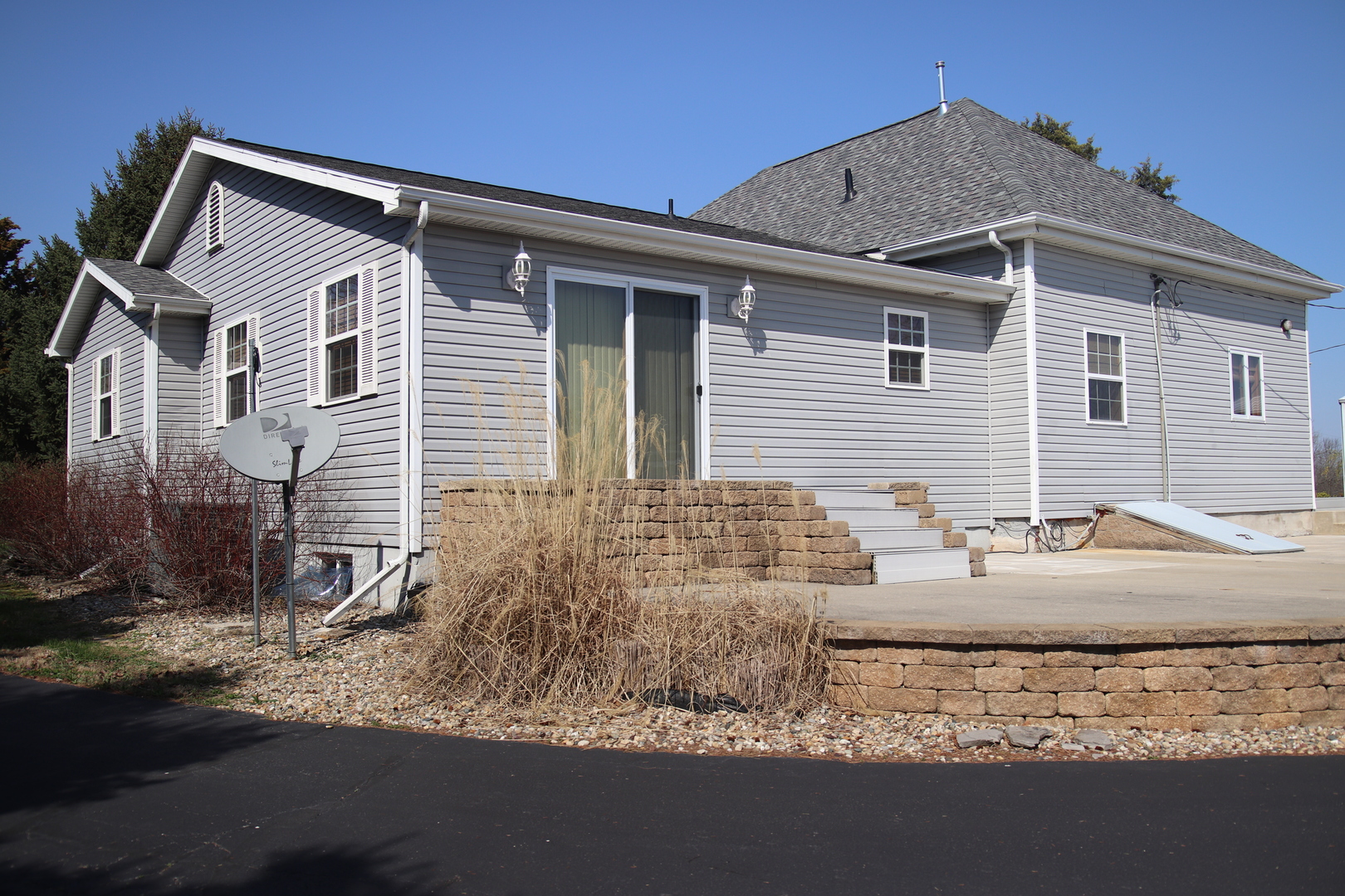 8792 Texas Church Road Clinton, IL 61727 - Photo 5 of 29 a view of a house with a yard