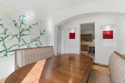 a view of livingroom with furniture