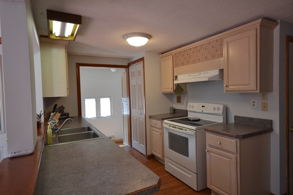 77 Kerry Drive Springfield, MA 01118 - Photo 8 of 33 Gallery Image 8