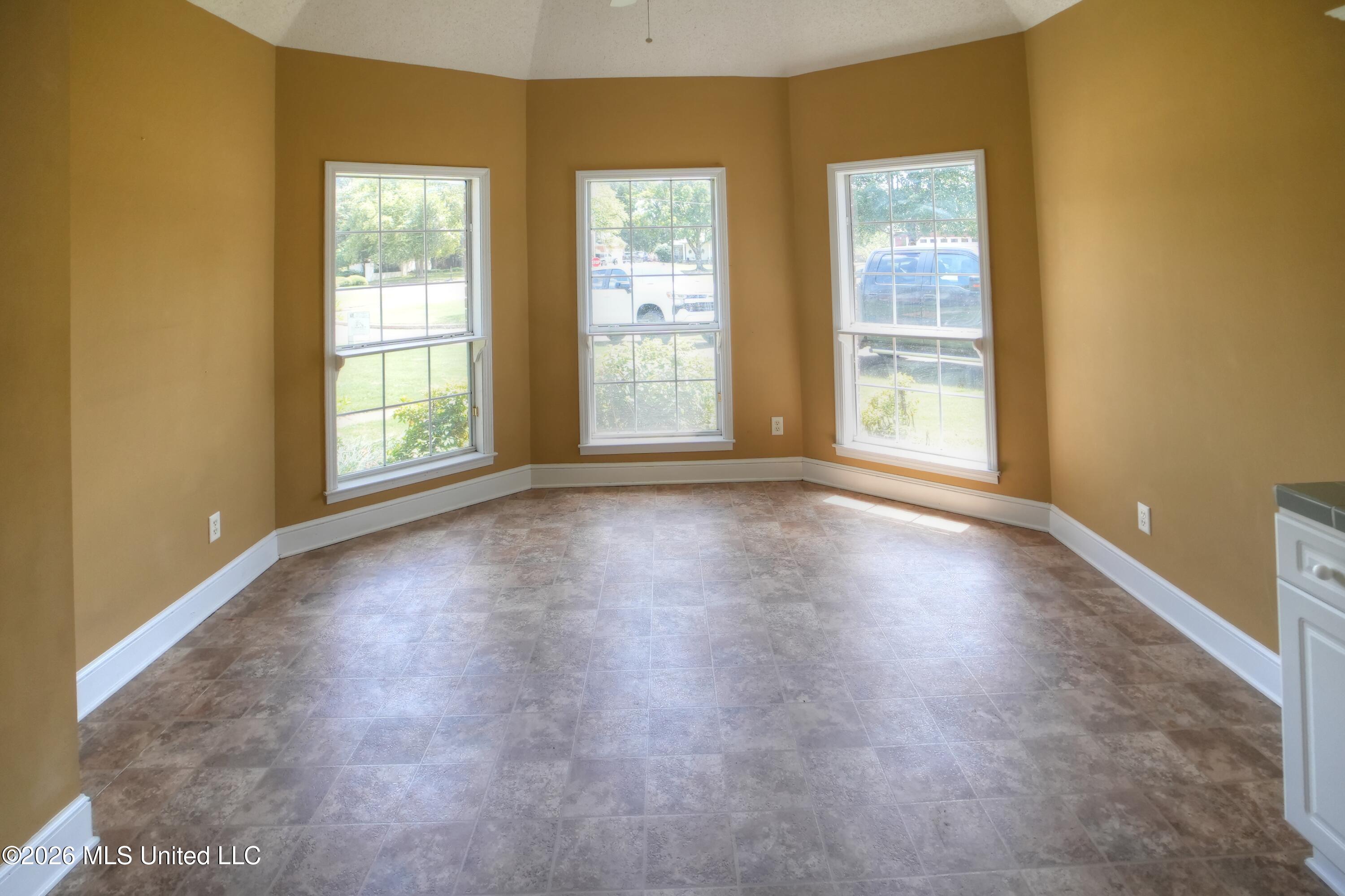 1663 Cedar Trail Cove Hernando, MS 38632 - Photo 10 of 33 1663 Cedar Trail Dining Bay Window