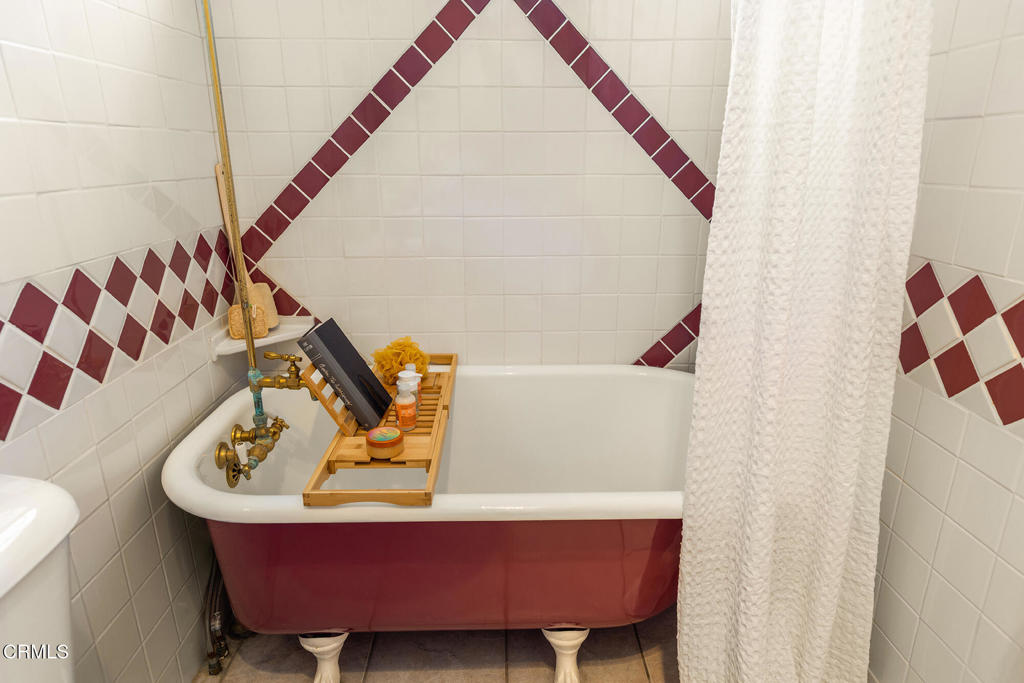 40 Almond Avenue Oak View, CA 93022 - Photo 19 of 30 a view of sitting area in bathroom