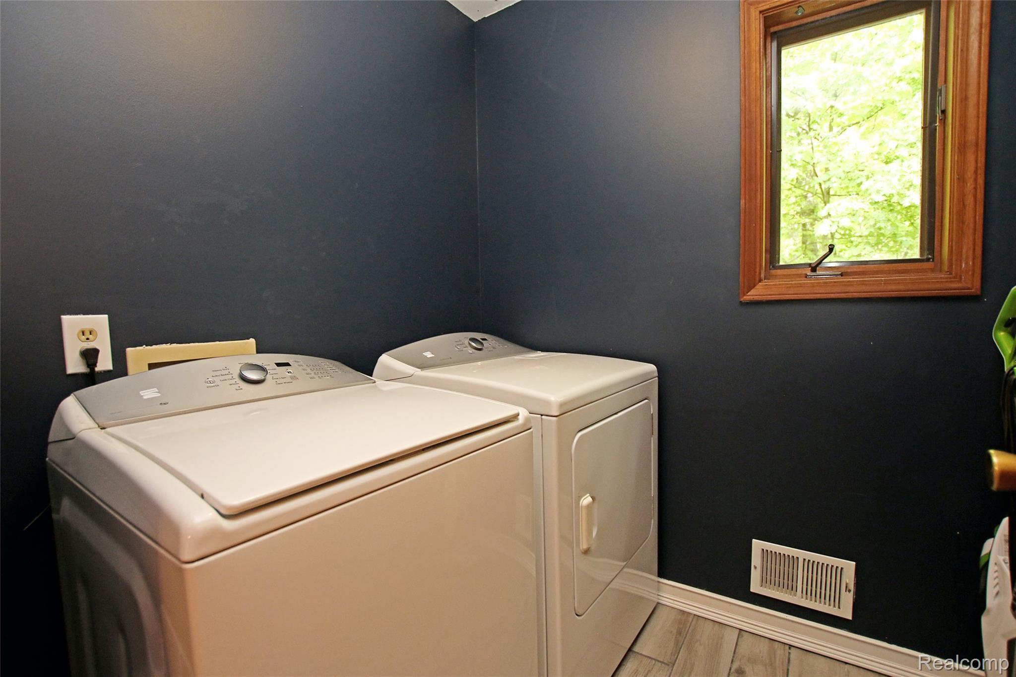 310 North Van Road Holly, MI 48442 - Photo 25 of 75 24) Laundry Room.jpg