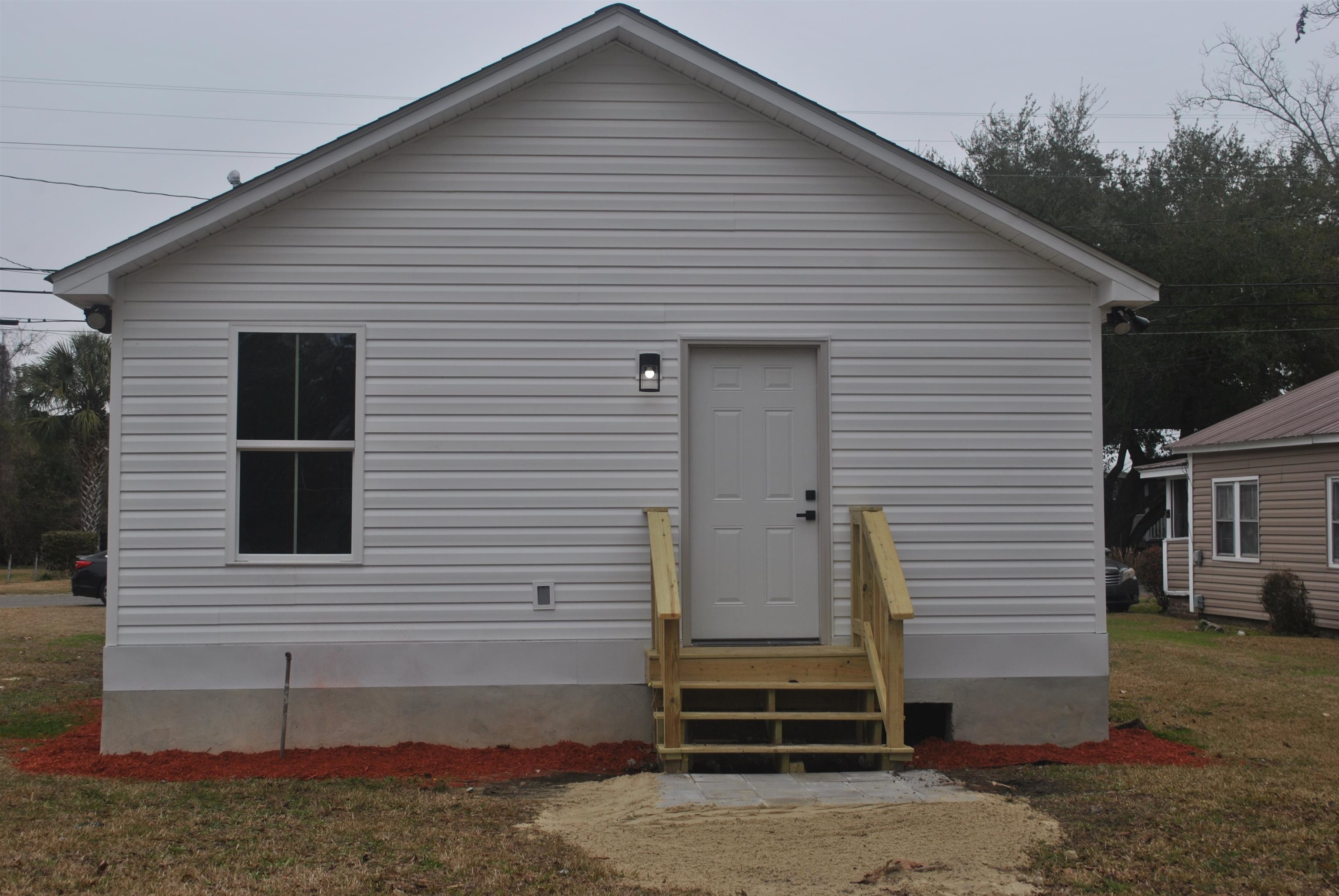 815 North Congdon Street Georgetown, SC 29440 - Photo 4 of 28 Rear view of property featuring entry steps and a lawn