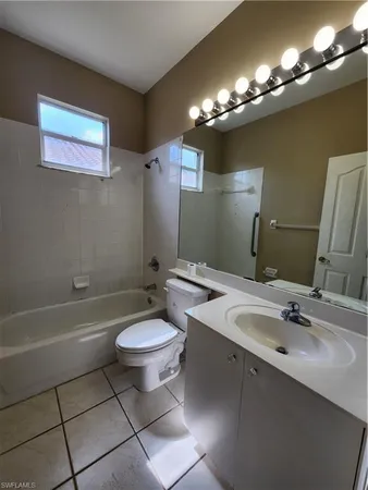 $2,125 | 11082 Lakeland Circle, Fort Myers, FL 33913