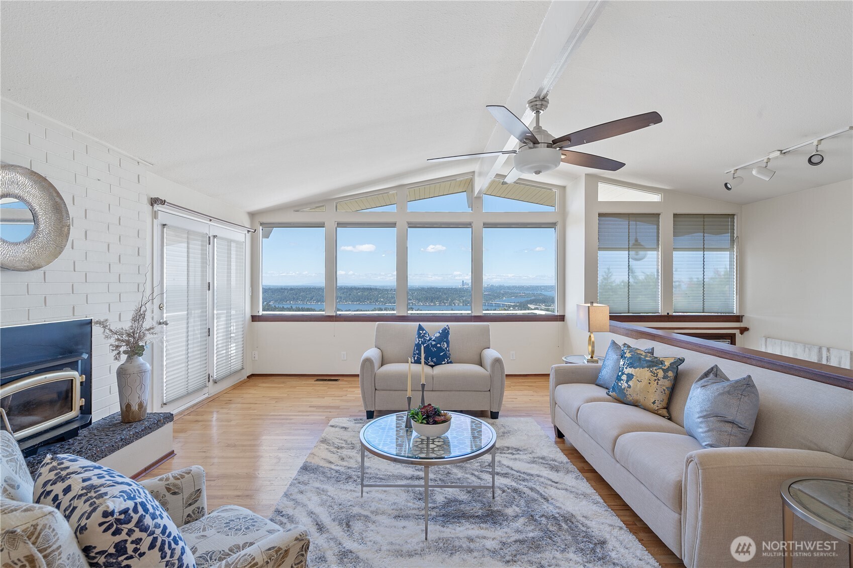 4422 138th Avenue Southeast Bellevue, WA 98006 - Photo 3 of 40