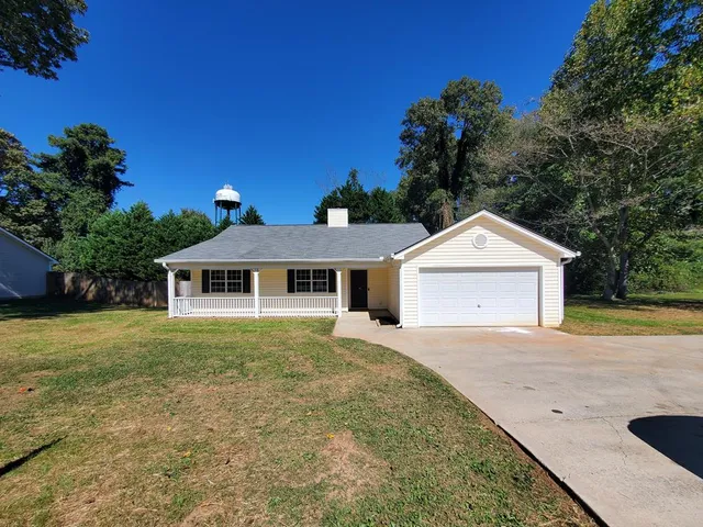 a view of a house with a yard