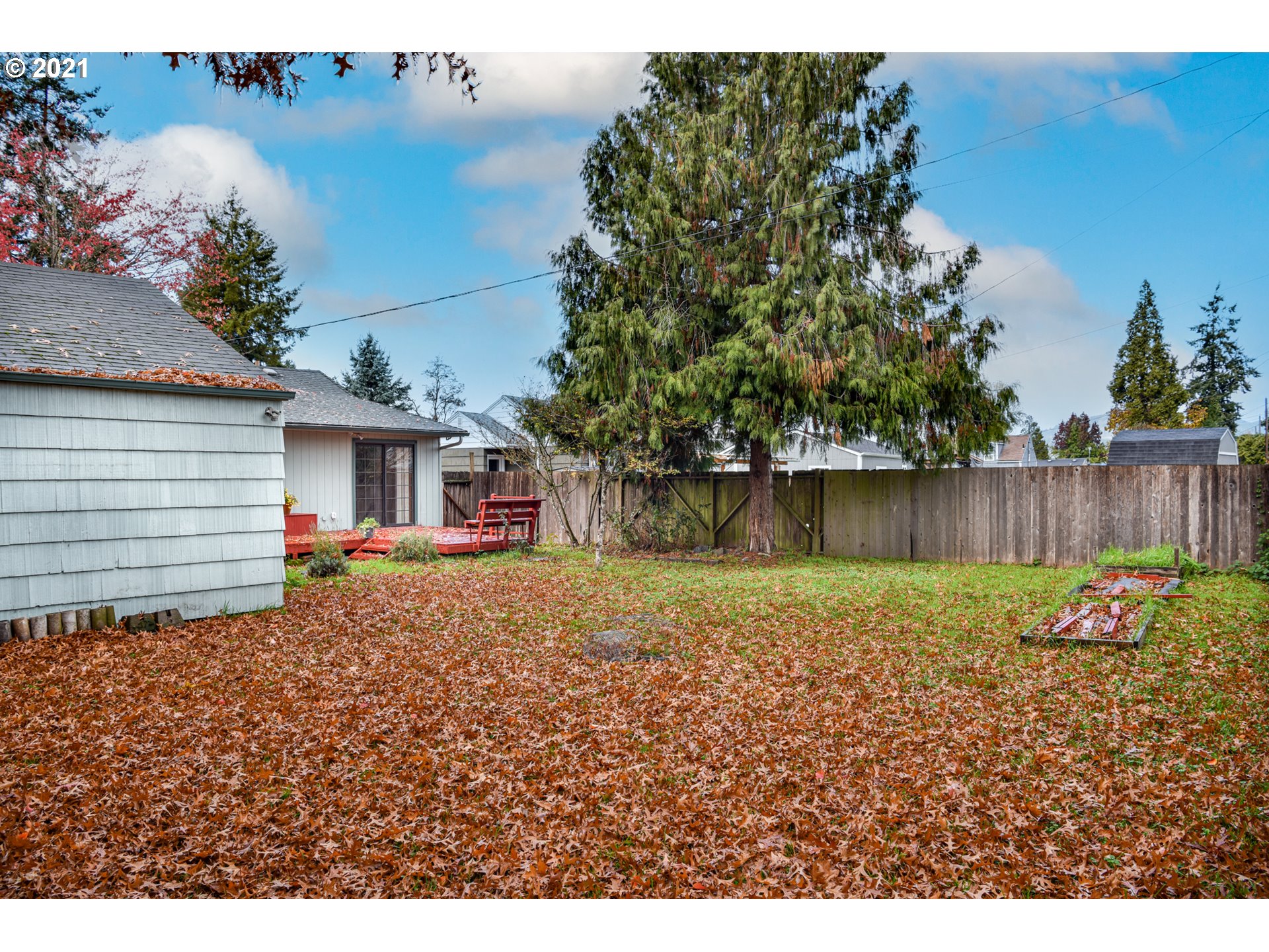 235 North 24th Street Springfield, OR 97477 - Photo 23 of 24 a backyard of a house with lots of green space
