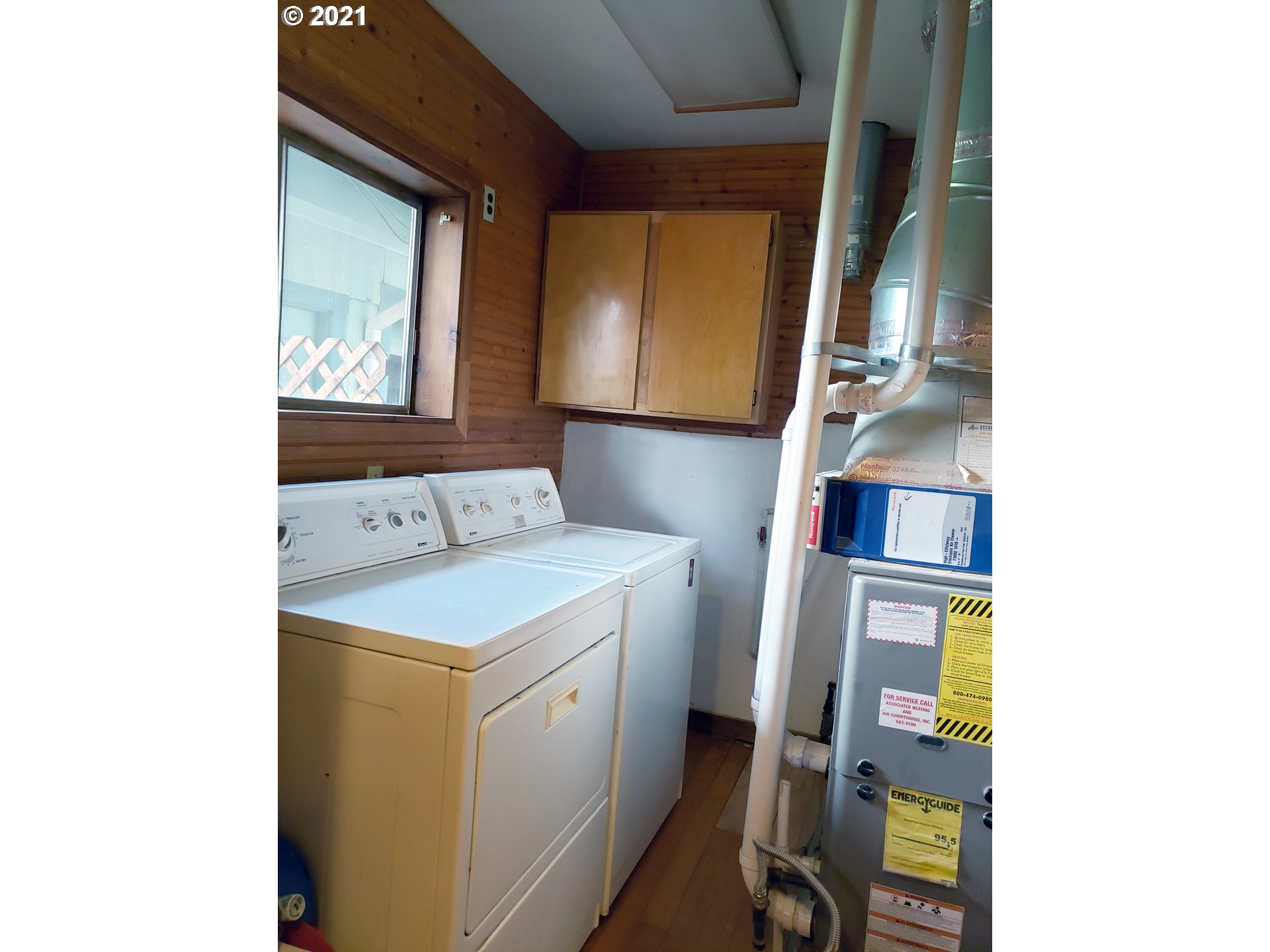 235 North 24th Street Springfield, OR 97477 - Photo 8 of 24 a utility room with dryer and washer
