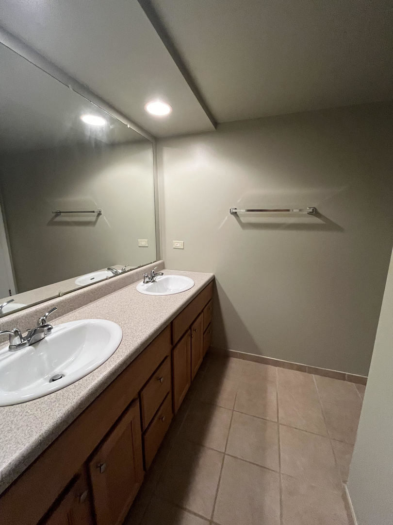 214 East Bailey Road, Unit B Naperville, IL 60565 - Photo 5 of 14 Gallery Image 5