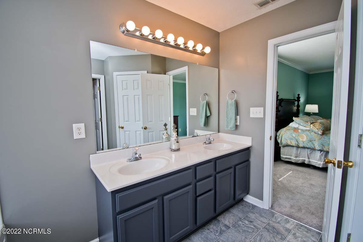 303 Trappers Road Hubert, NC 28539 - Photo 17 of 31 Primary Bath