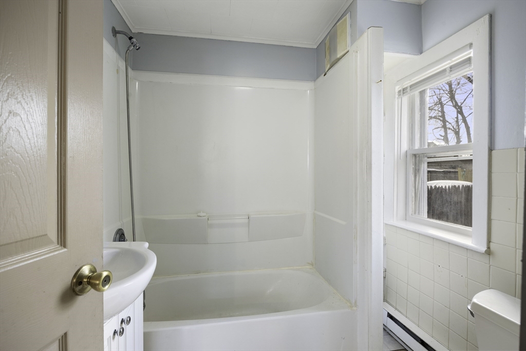 28 Maple Street Chicopee, MA 01020 - Photo 8 of 36