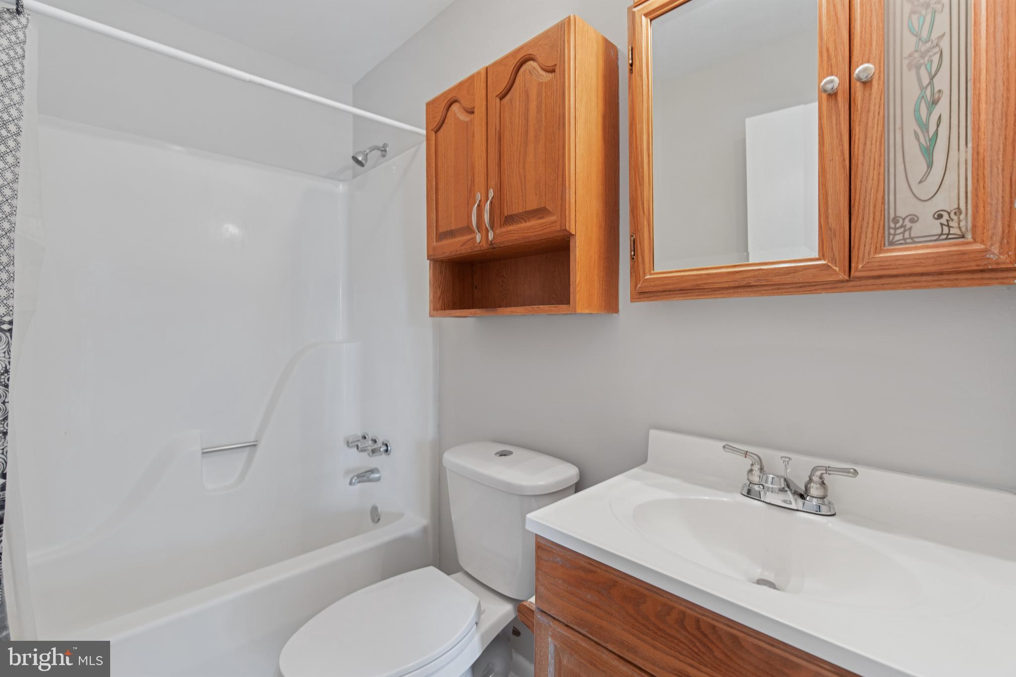 5750 Van Dyke Road Baltimore, MD 21206 - Photo 14 of 42 Upstairs bath with tub/shower combination