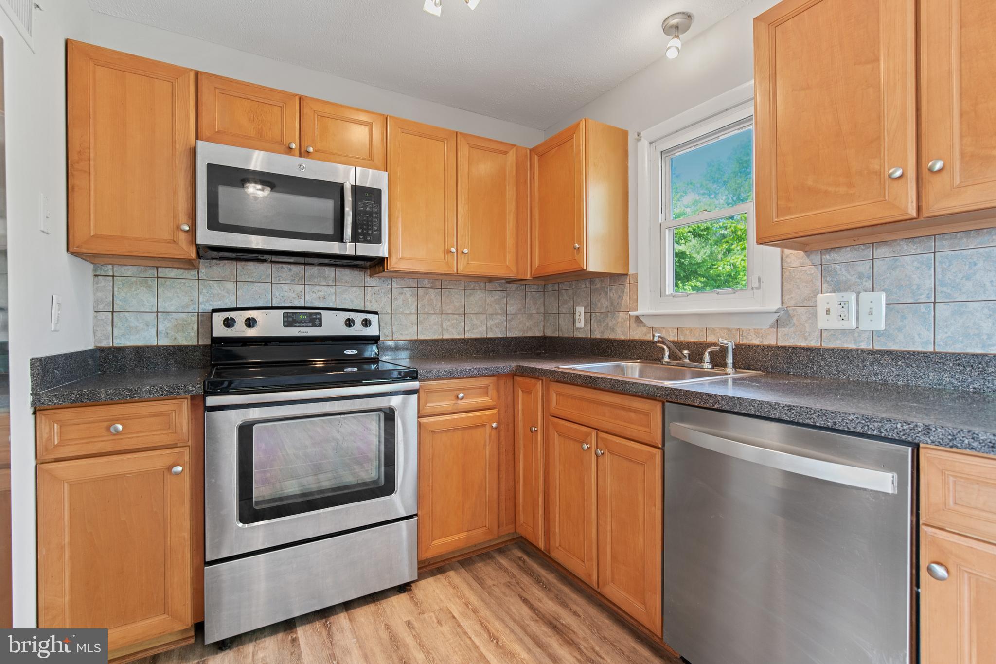 5750 Van Dyke Road Baltimore, MD 21206 - Photo 5 of 42 Stainless Steel appliances