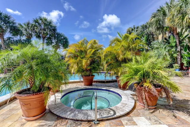 $425,000 | 800 Uno Lago Drive, Unit 102, Juno Beach, FL 33408