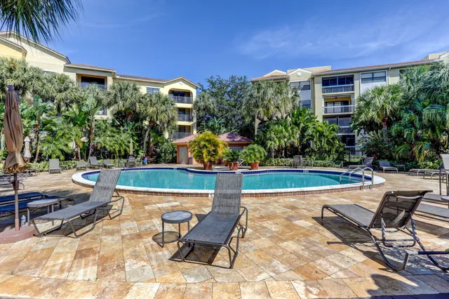 $425,000 | 800 Uno Lago Drive, Unit 102, Juno Beach, FL 33408