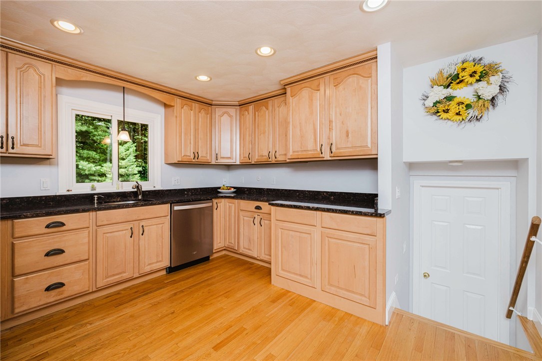 22 Oakview Terrace Glocester, RI 02857 - Photo 8 of 36