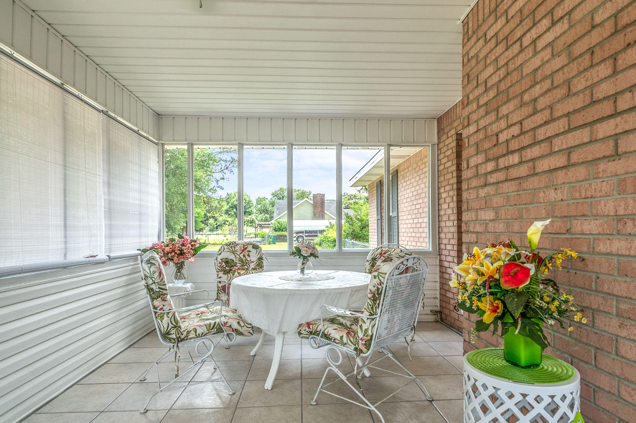 6087 Bud Moulton Road Crestview, FL 32536 - Photo 24 of 30 a dining room with furniture and flowers
