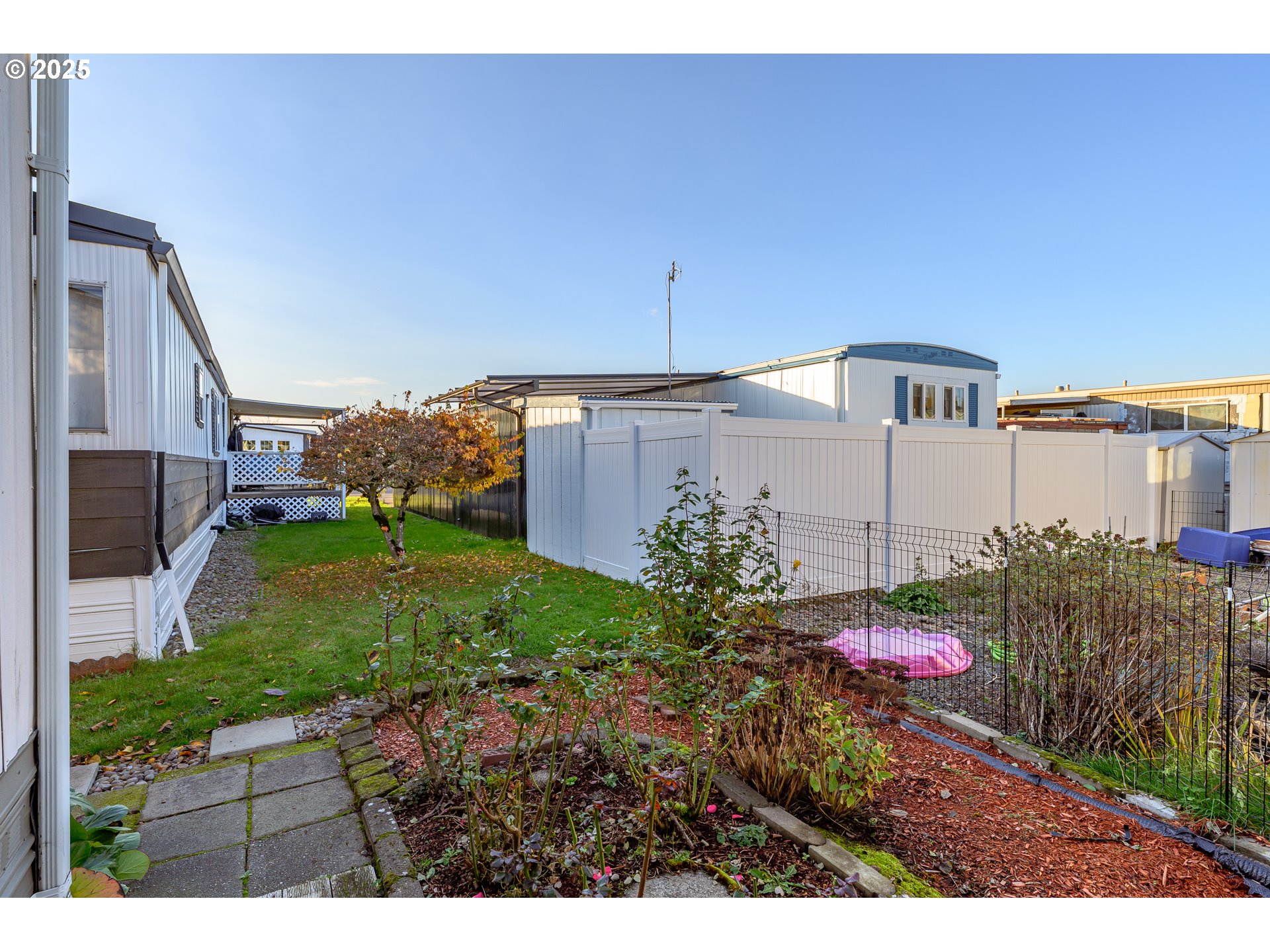 2902 East 2nd Street, Unit 108 Newberg, OR 97132 - Photo 29 of 38 a backyard of a house with garden