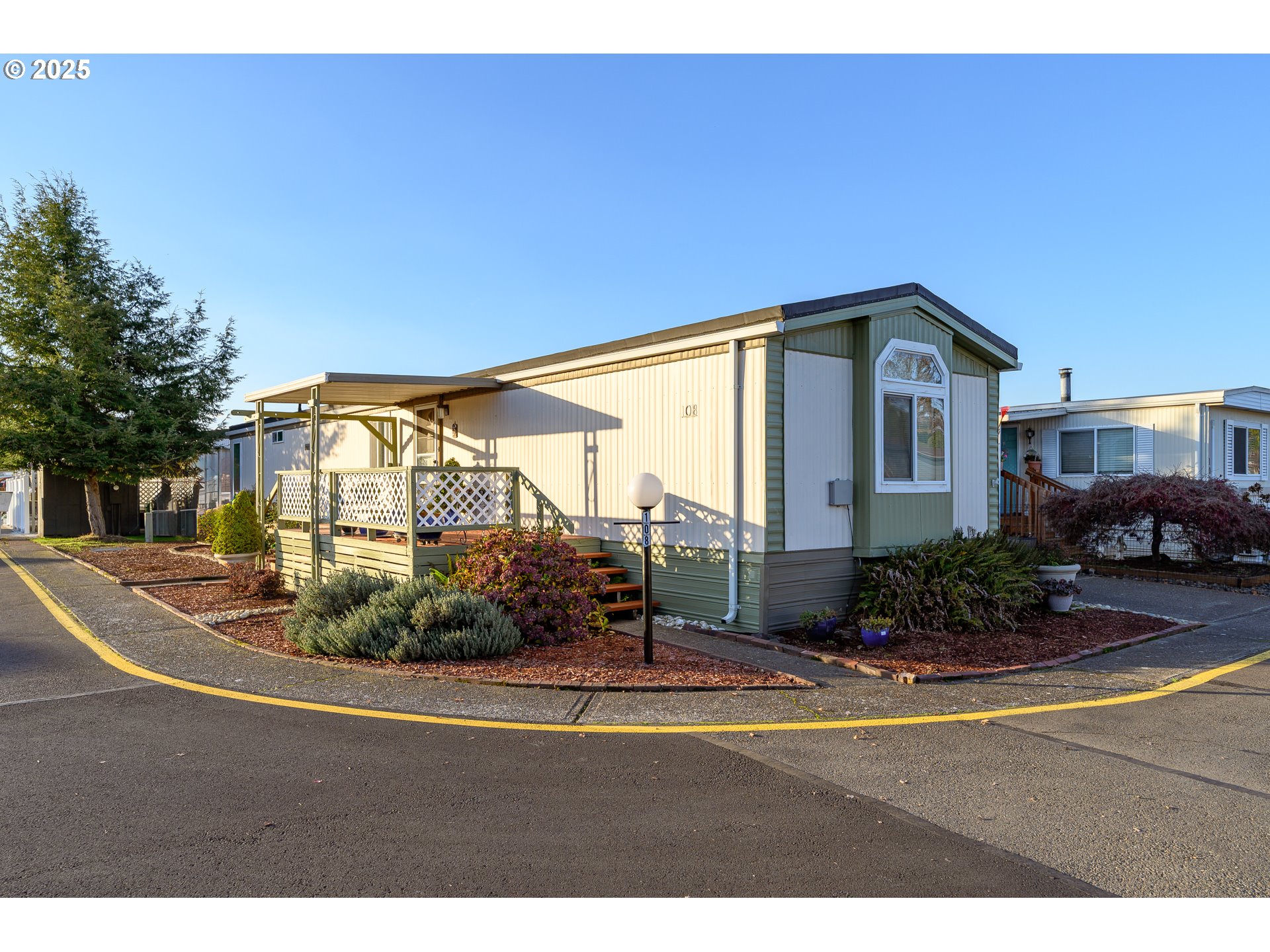 2902 East 2nd Street, Unit 108 Newberg, OR 97132 - Photo 6 of 38 a front view of a house with garden