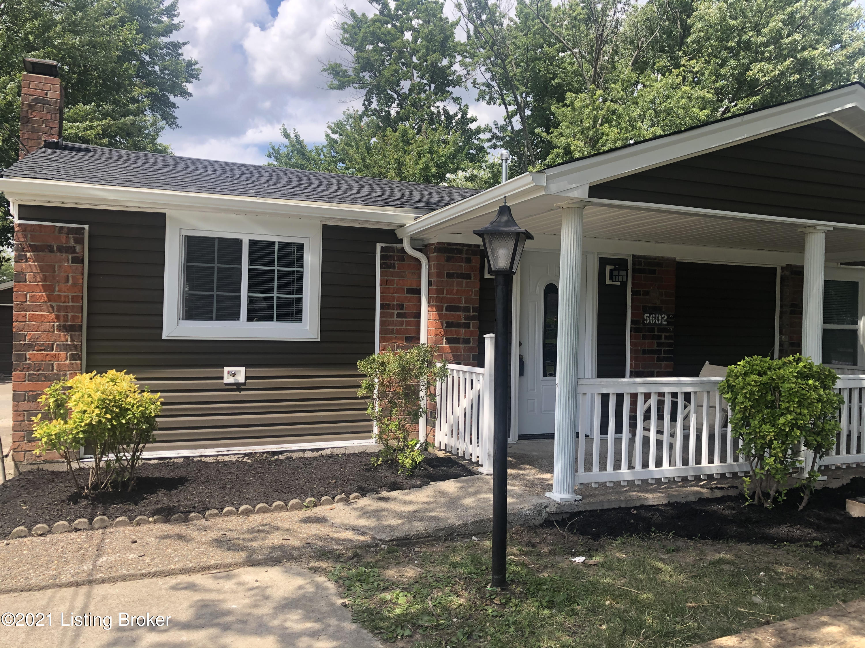 5602 Ridgecrest Road Louisville, KY 40218 - Photo 2 of 29 9608061B-C815-4187-920D-3D918EF20E07