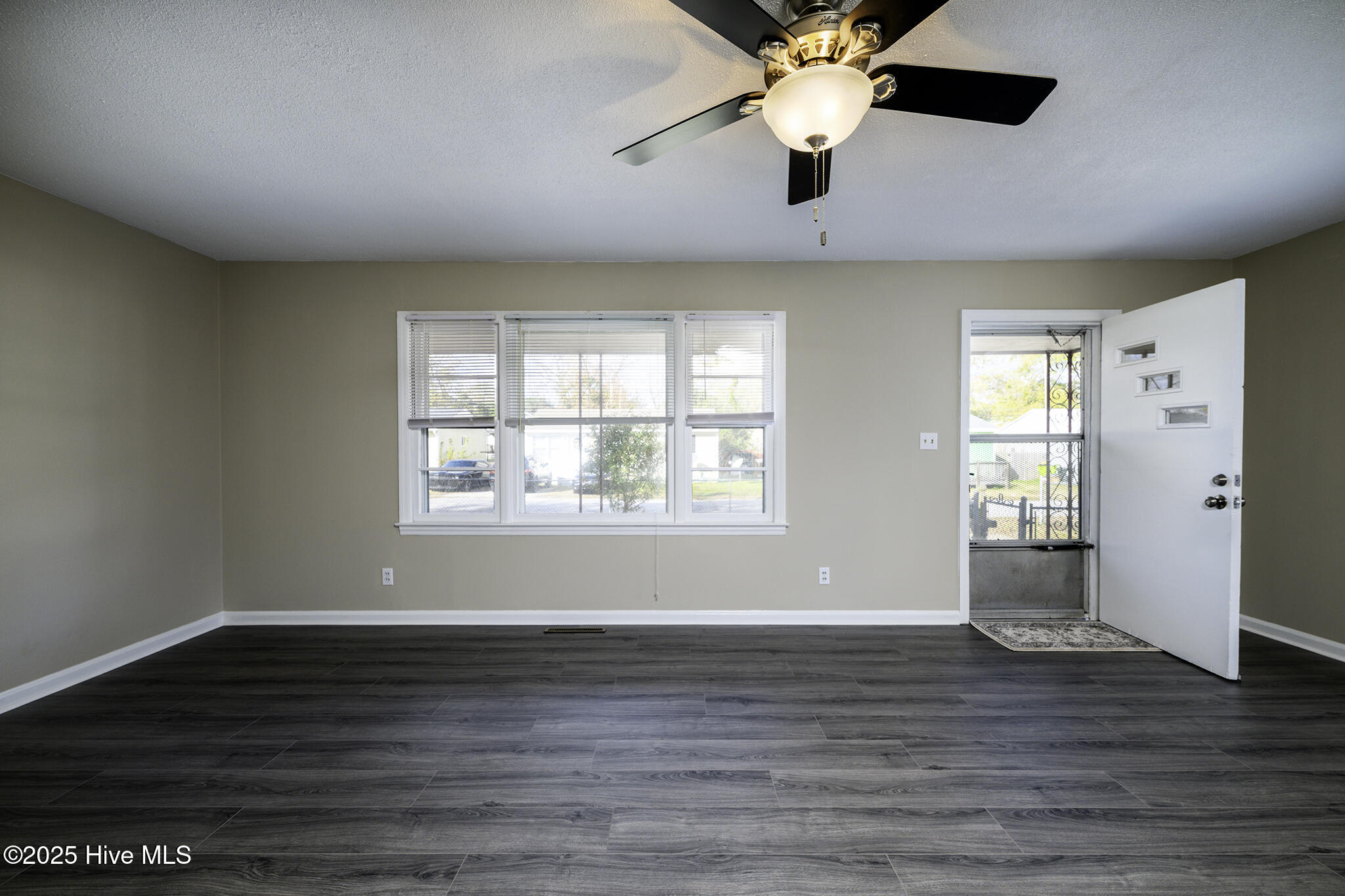 517 Ruth Avenue New Bern, NC 28560 - Photo 6 of 26 Living Room
