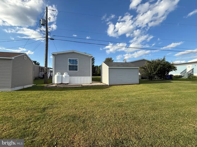 a front view of house with yard and garage