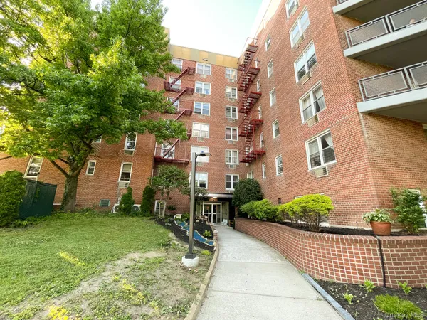 $289,000 | 151-05 Cross Island Parkway, Unit 2C | Whitestone
