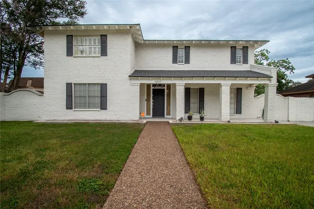a front view of house with yard