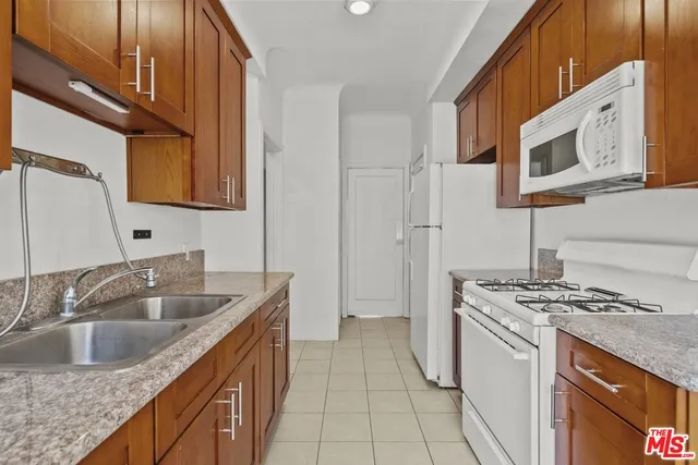 $3,300 | 6542 1/2 West Olympic Boulevard, Los Angeles, CA 90048