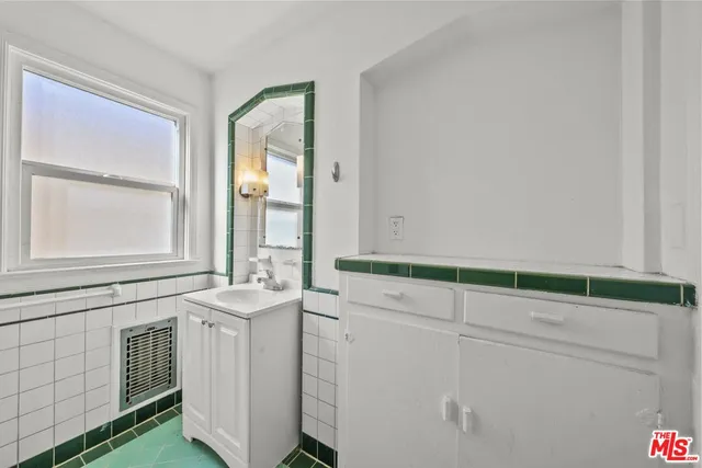 $3,300 | 6542 1/2 West Olympic Boulevard, Los Angeles, CA 90048