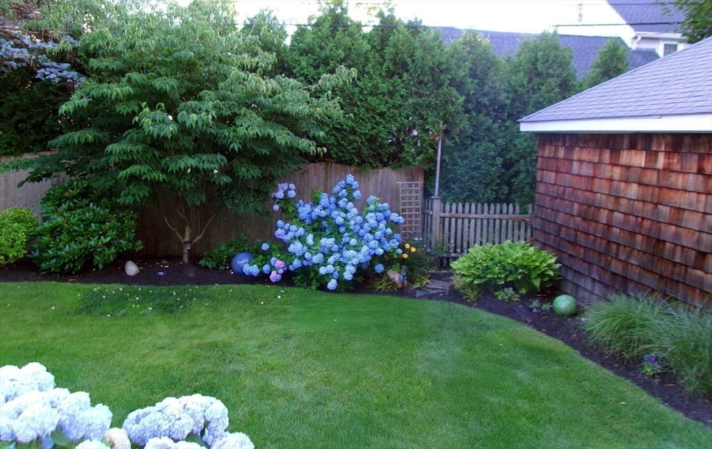 16 Pickwick Road Marblehead, MA 01945 - Photo 28 of 30 a garden with flowers and a bench