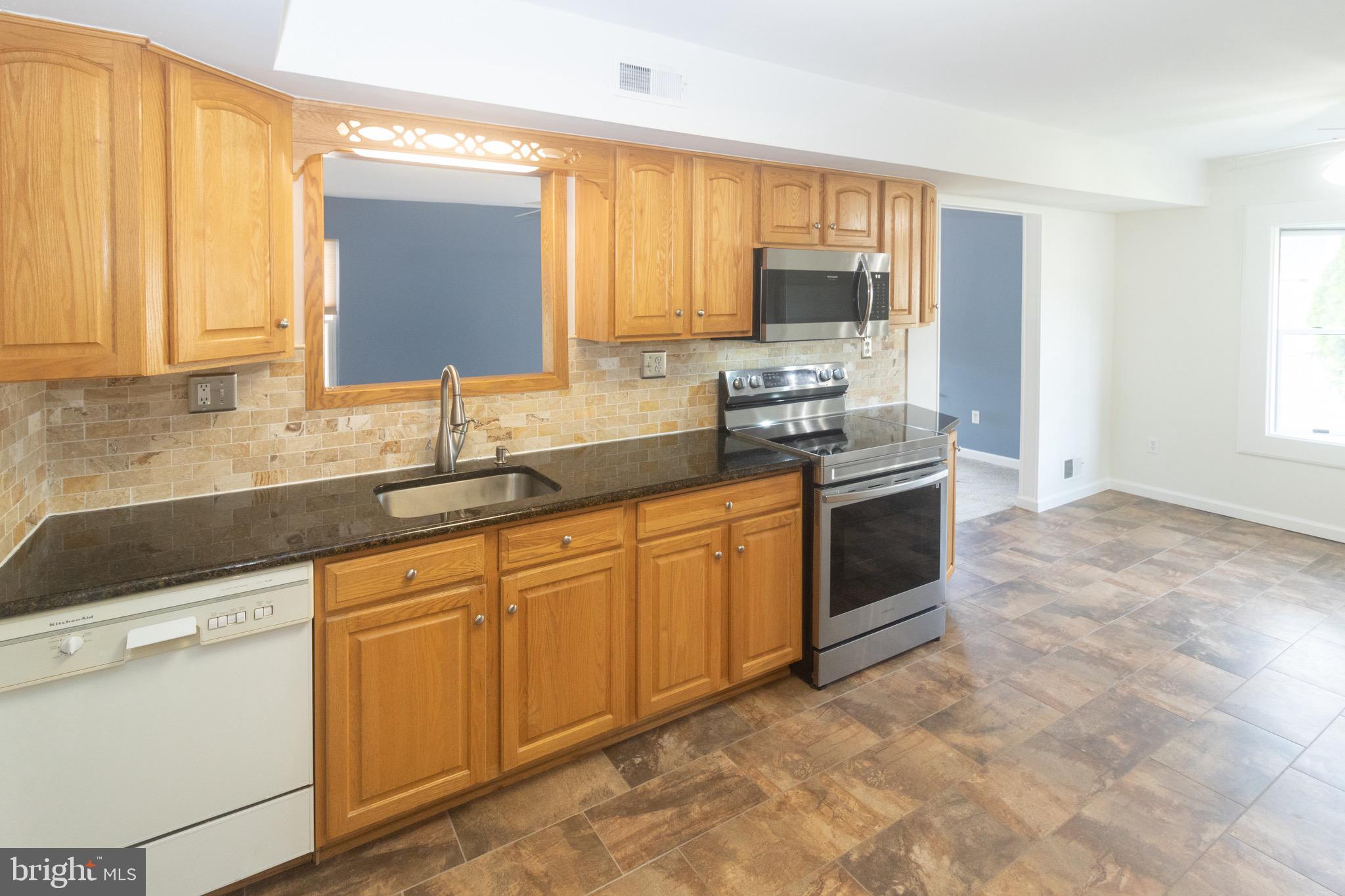27 Orchard Lane Westampton, NJ 08060 - Photo 6 of 35 Ceramic backsplash stainless flat top surface oven