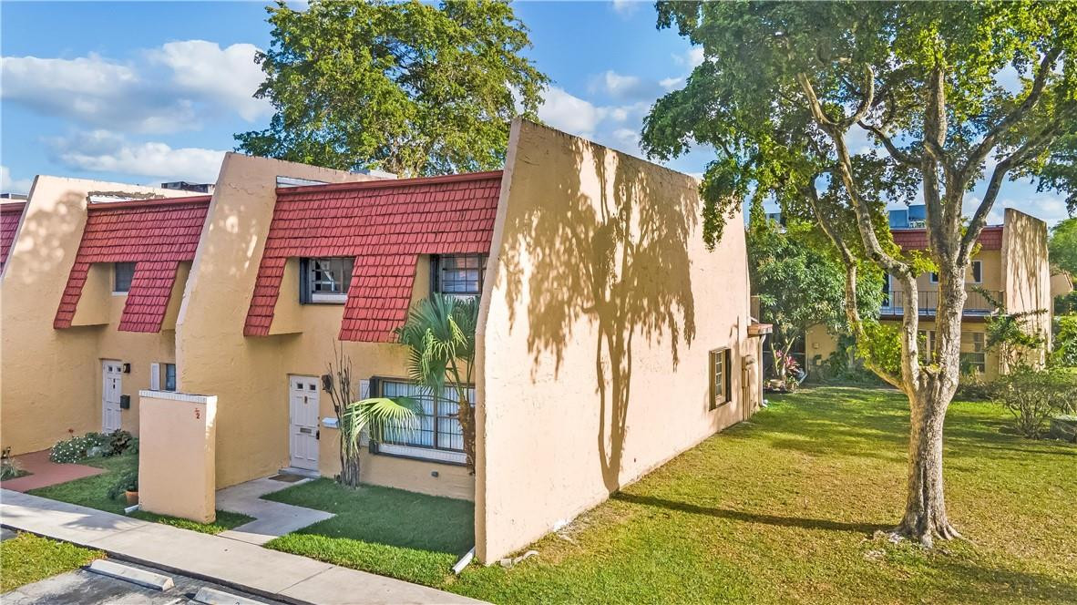 2 Spinning Wheel Lane, Unit 2 Tamarac, FL 33319 - Photo 2 of 27 Photo 2