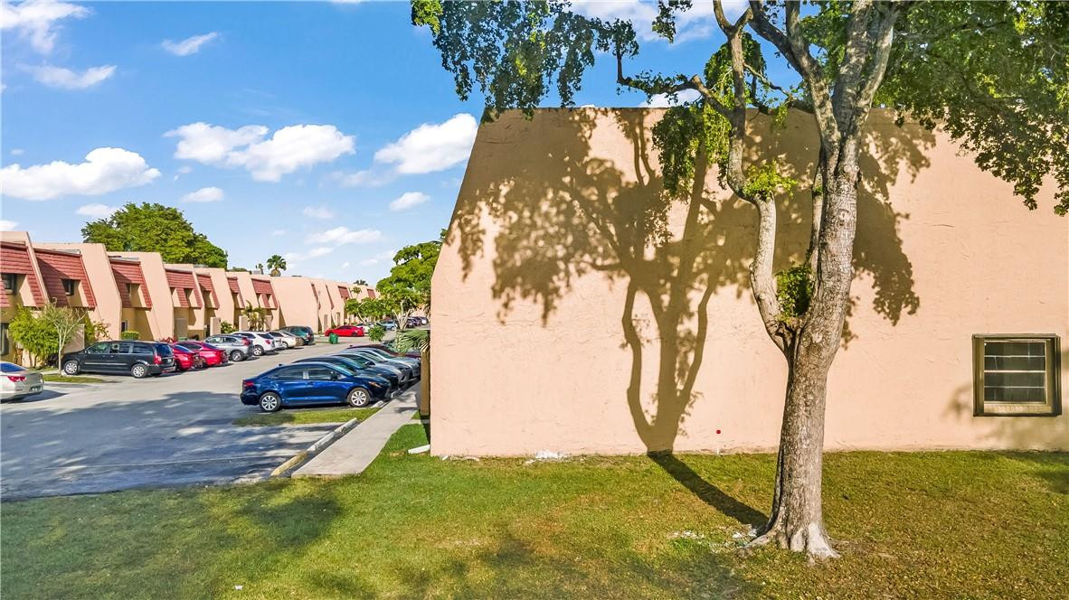 2 Spinning Wheel Lane, Unit 2 Tamarac, FL 33319 - Photo 3 of 27 Photo 3