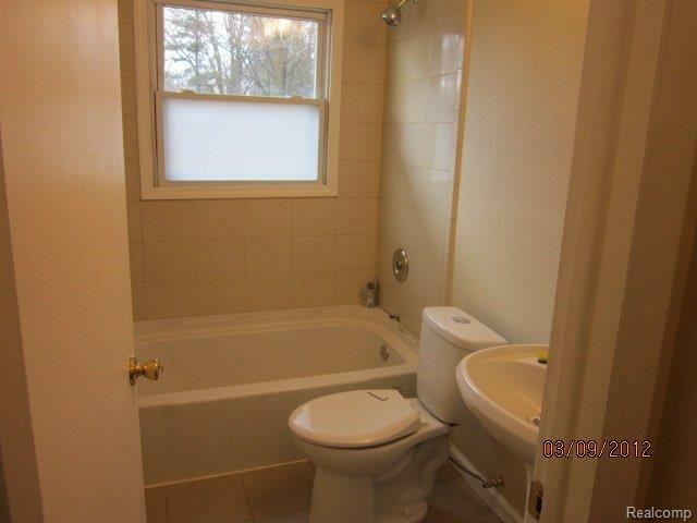 1789 June Avenue Rochester, MI 48309 - Photo 9 of 17 full bath.jpg