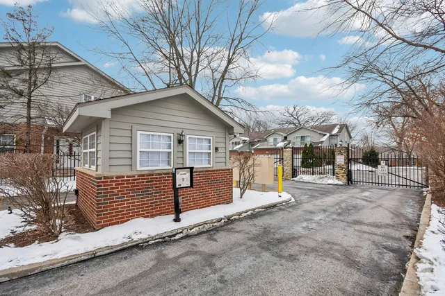 $394,000 | 131 Willow Creek Lane, Willow Springs, IL 60480