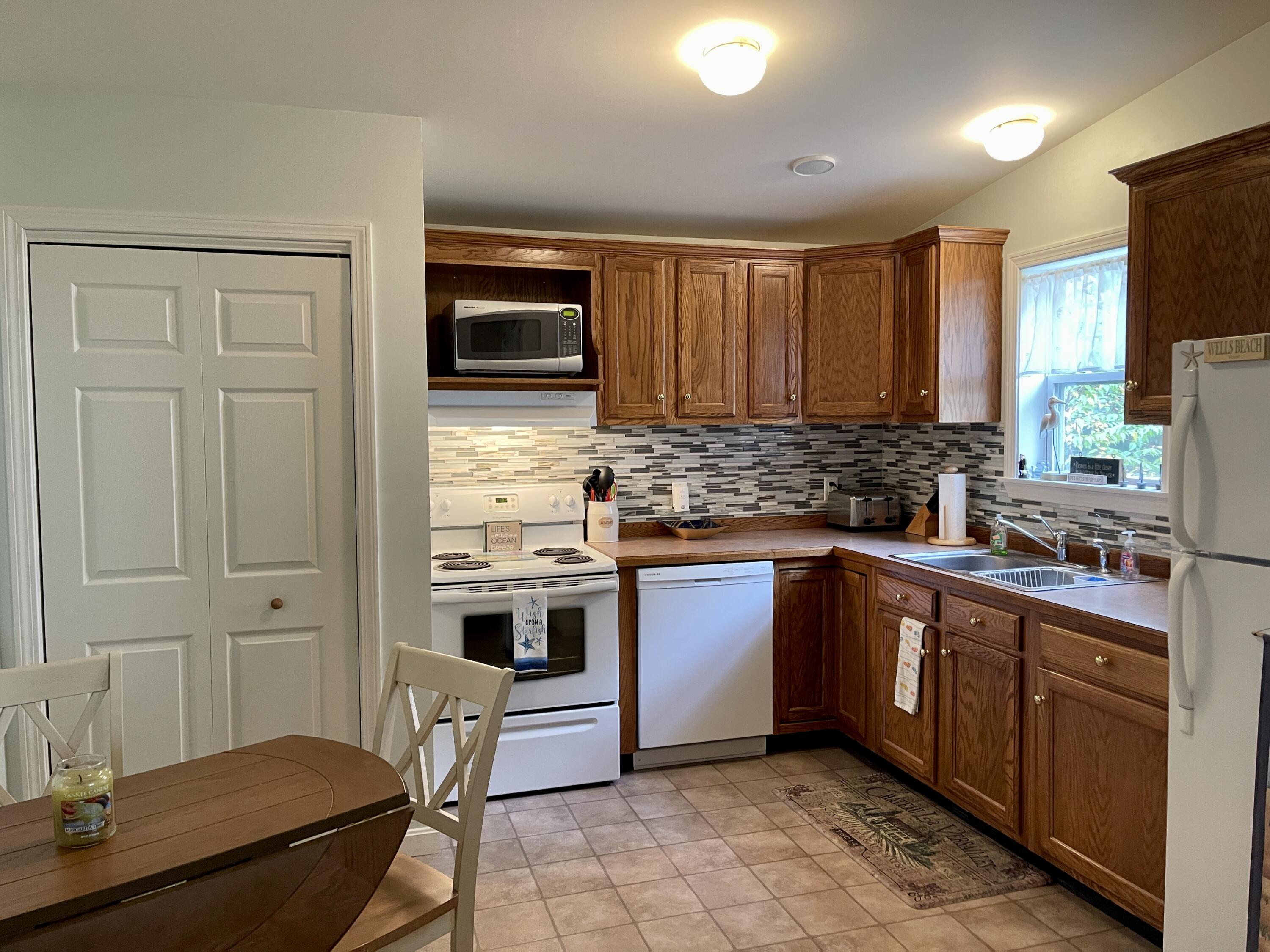 412 Post Road, Unit 157 Wells, ME 04090 - Photo 6 of 34 6. Kitchen