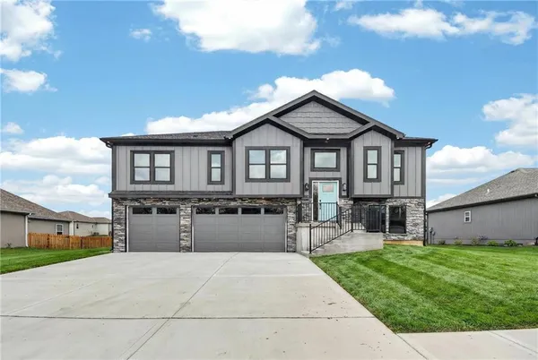 $399,900 | 806 West Shawhan Parkway, Lone Jack, MO 64086