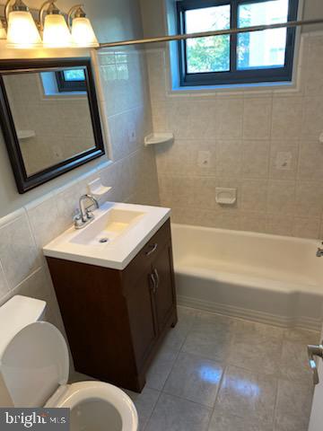 1200 South Arlington Ridge Road, Unit 411 Arlington, VA 22202 - Photo 3 of 9 a bathroom with a sink vanity mirror and tub