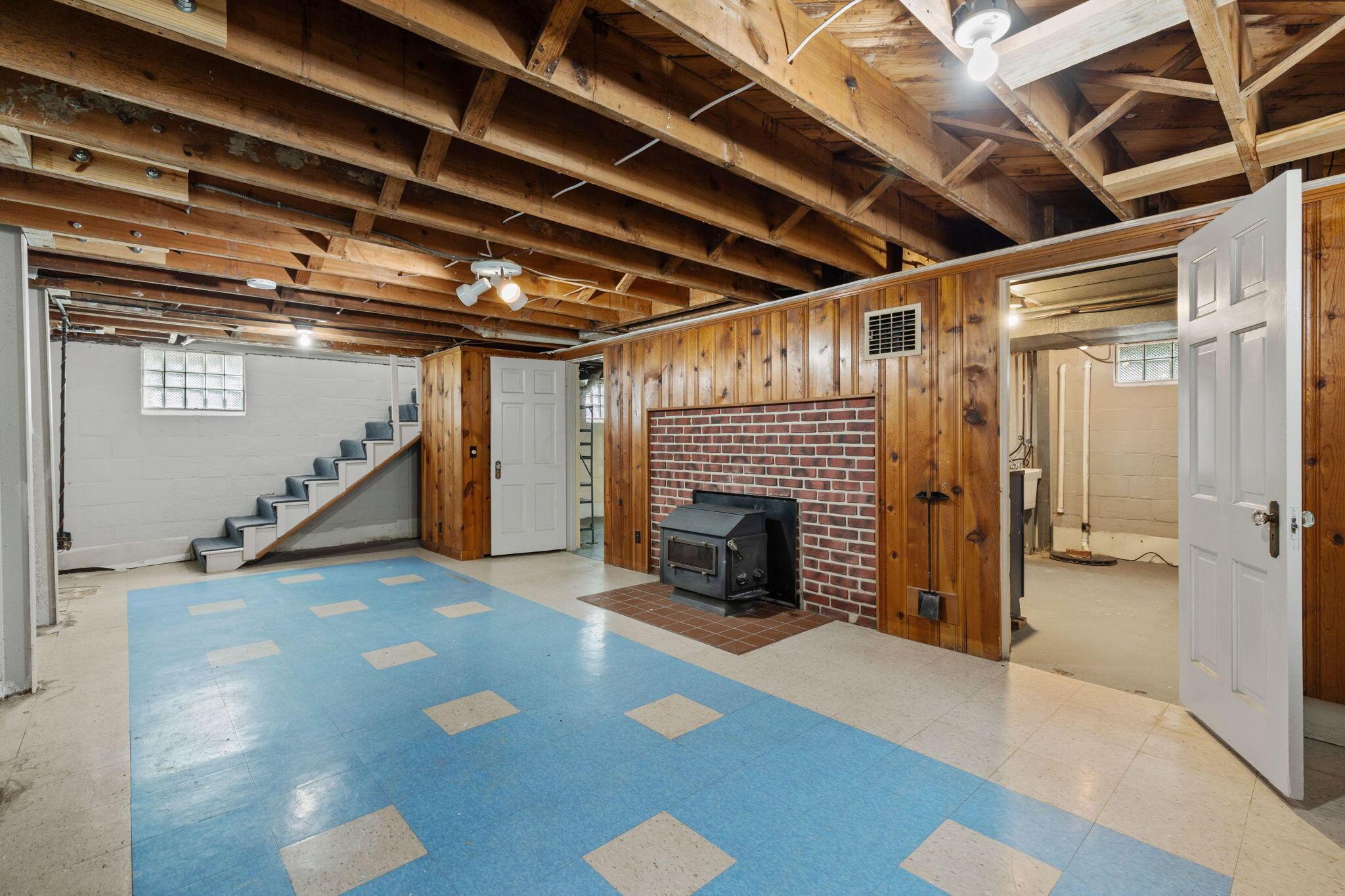 154 Richards Road Columbus, OH 43214 - Photo 41 of 44 Lower Level Space with Stove