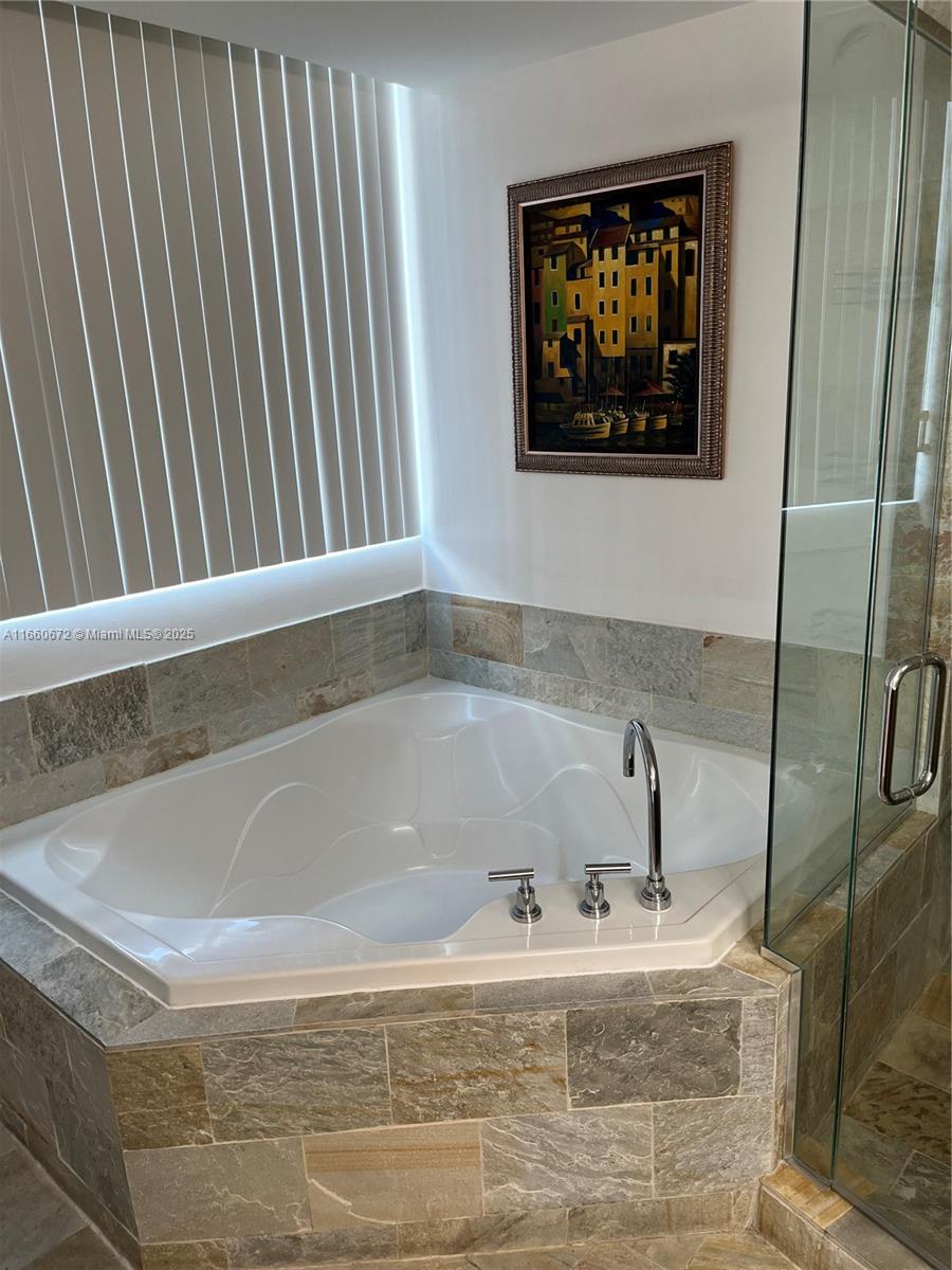 2681 North Flamingo Road, Unit 2108S Sunrise, FL 33323 - Photo 9 of 20 a bathroom with bathtub