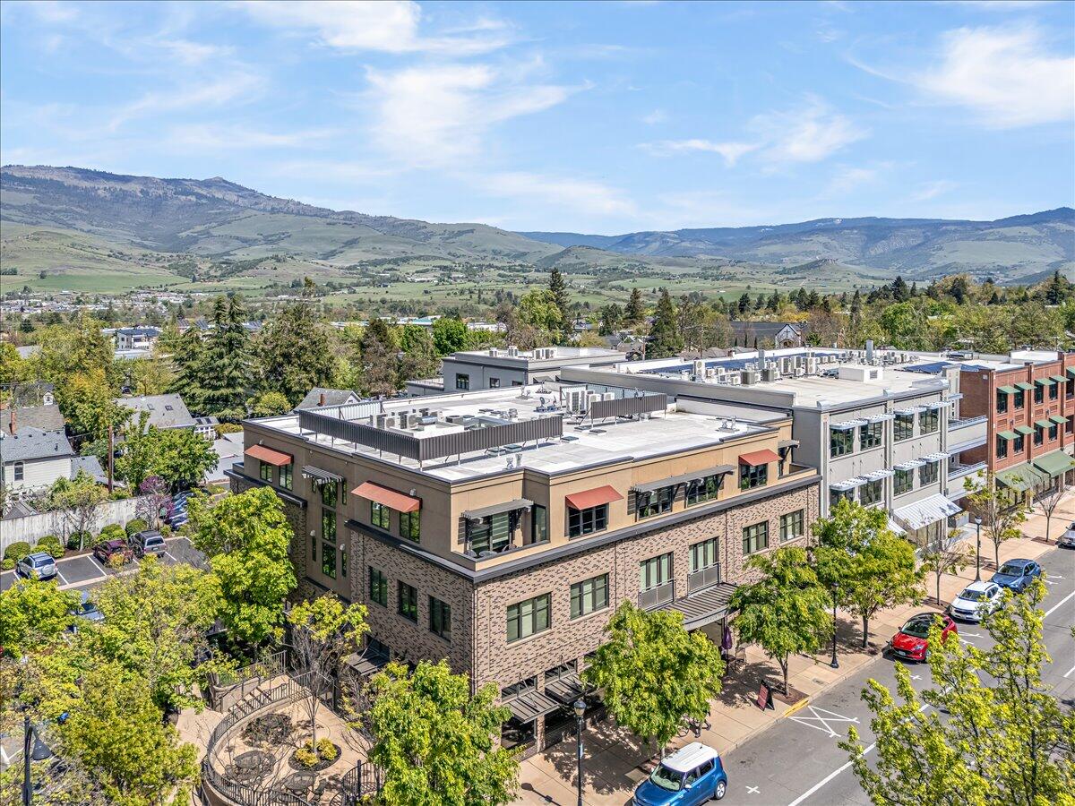 175 Lithia Way, Unit 303 Ashland, OR 97520 - Photo 2 of 44