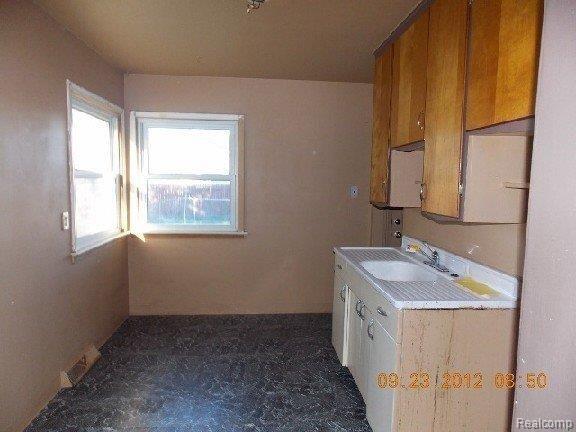21631 Waltham Road Warren, MI 48089 - Photo 3 of 9 zz-mfsopt-DSCN1361 (640x480).jpg