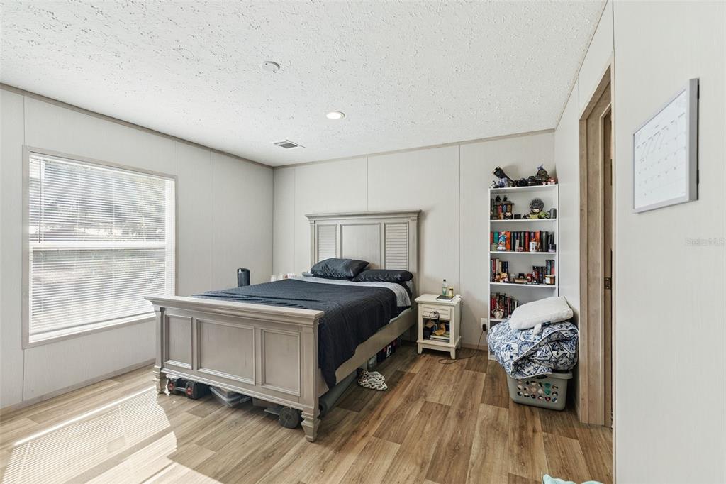 231 Tropic Avenue Satsuma, FL 32189 - Photo 8 of 28 a bedroom with a bed and a window