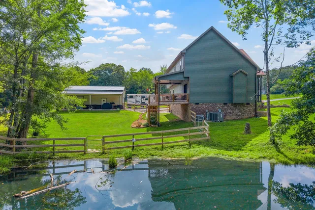 a view of a house with backyard