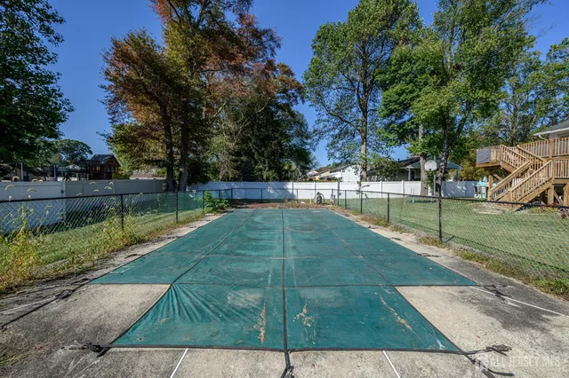 a view of a backyard