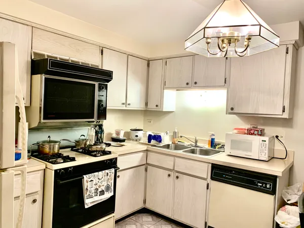 $159,900 | 11115 South 84th Avenue, Unit 2A, Palos Hills, IL 60465